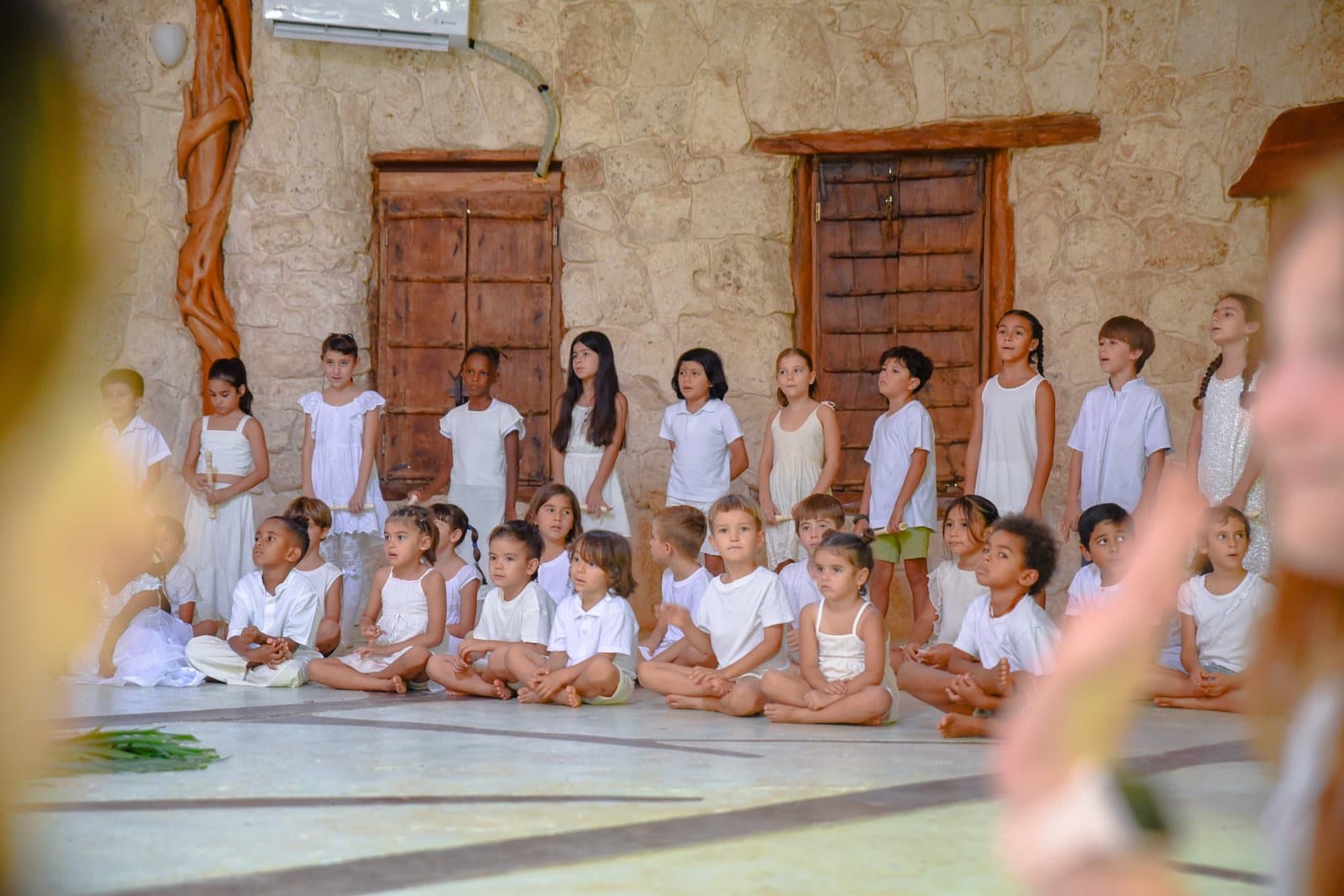 Niñas y niños de Inlak'ech durante una presentación